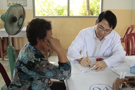 Đoàn bác sĩ Việt Nam đến với bệnh nhân nghèo Campuchia - ảnh 1